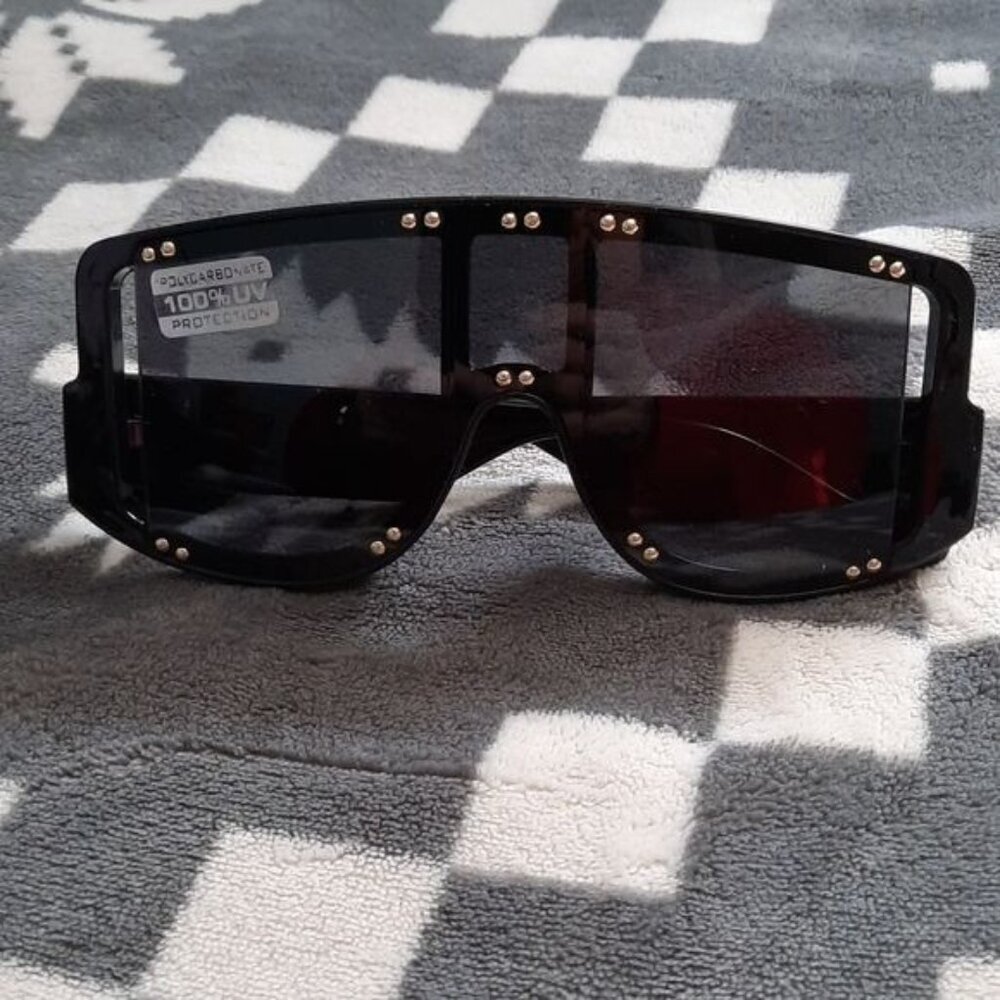 Unique Black Studded Fashion Gradient Polycarbonate UV Protection Sunglasses